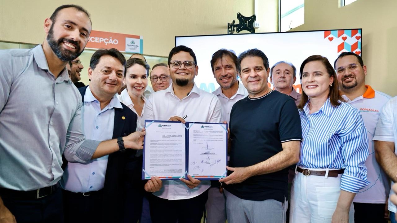 grupo de pessoas posa para a foto